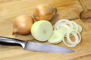 Zwiebel schneiden mit Messer